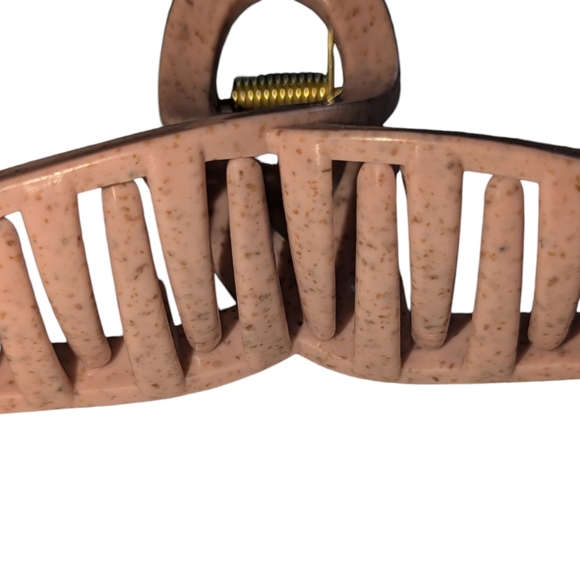 🍁 3/$15 Eco Friendly Claw Hair Clip - Picture 3 of 4